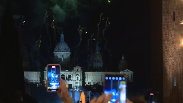 Un espectáculo musical de luz y color pone el broche final a las fiestas de la Mercé