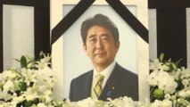 Centenares de japoneses dan un último adiós a Abe con flores
