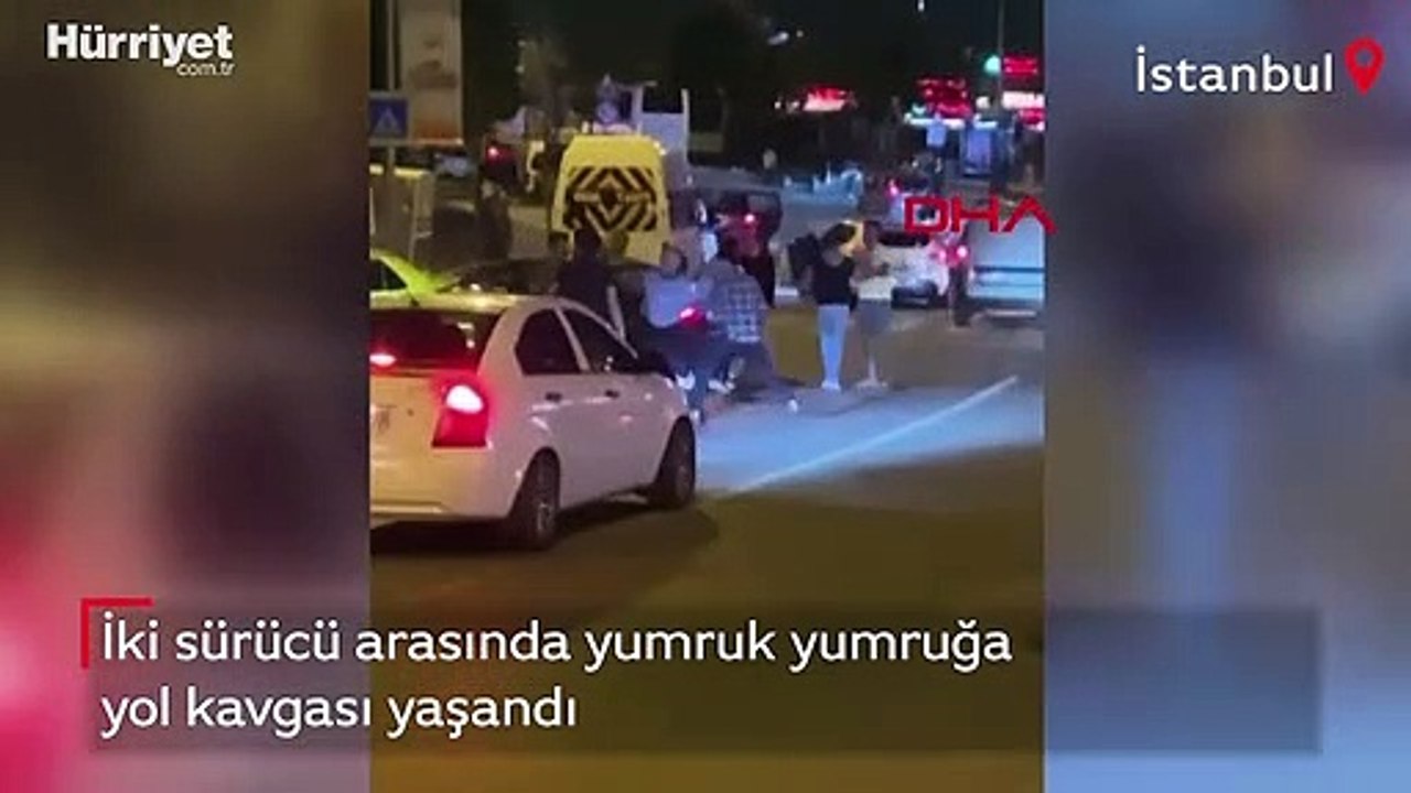 Ümraniye'de yol verme kavgası: Yumruk yumruğa birbirlerine girdiler