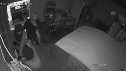 Hastane kantininden silahlı yağma kameralara yansıdı