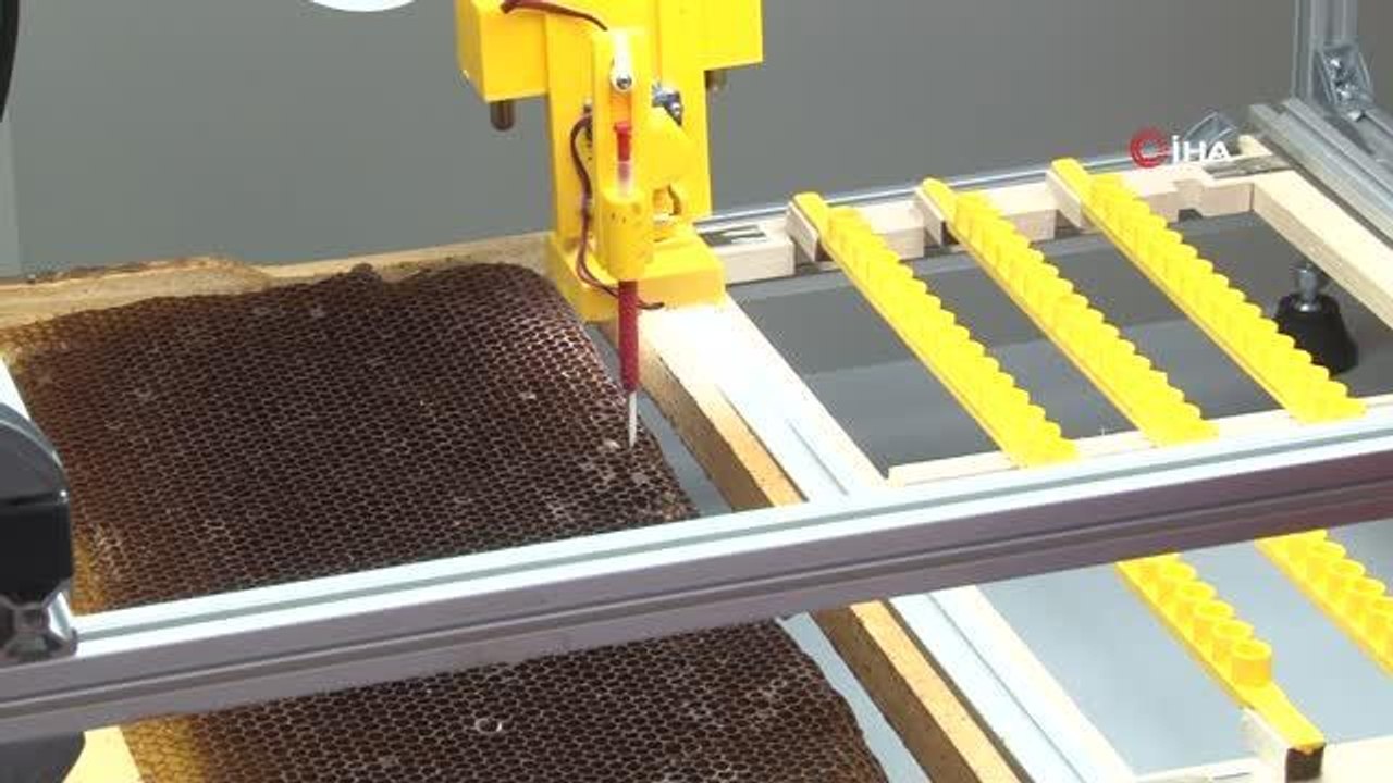 Bu cihaz arı sütü üretiminde verimi 10 katına çıkartıyor