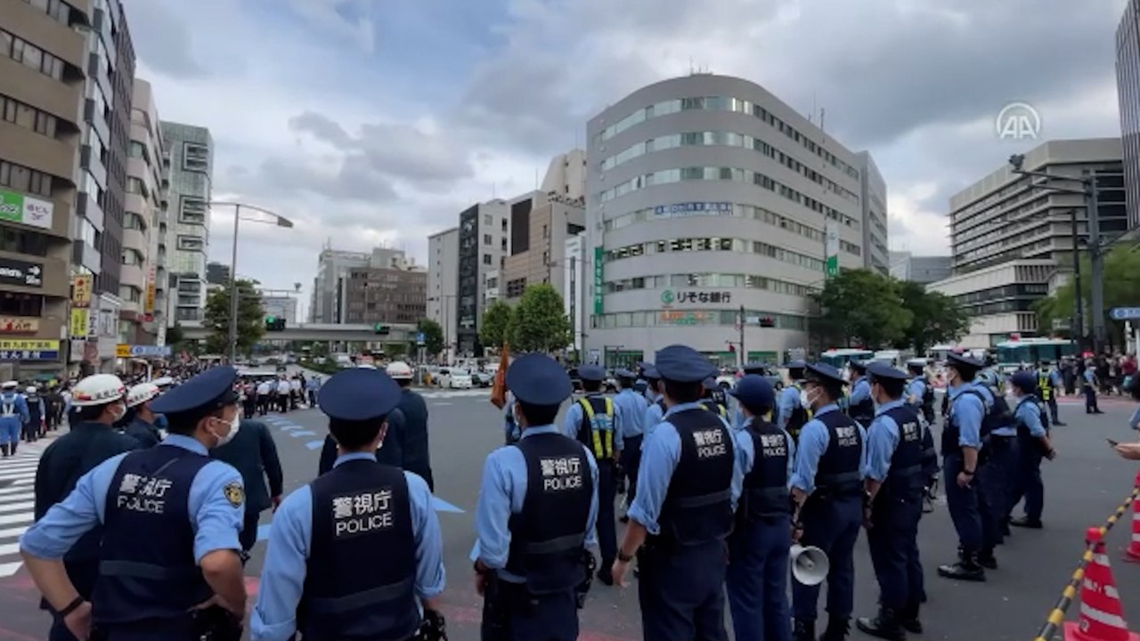 Japonya'da polis, Abe'nin "resmî cenaze"sini protesto eden gruba müdahale etti