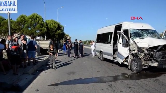 Tur minibüsüyle kamyon çarpıştı: 2 yaralı