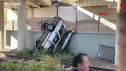 Sivas'ta feci kaza: Otomobillerden biri köprüden raya düştü