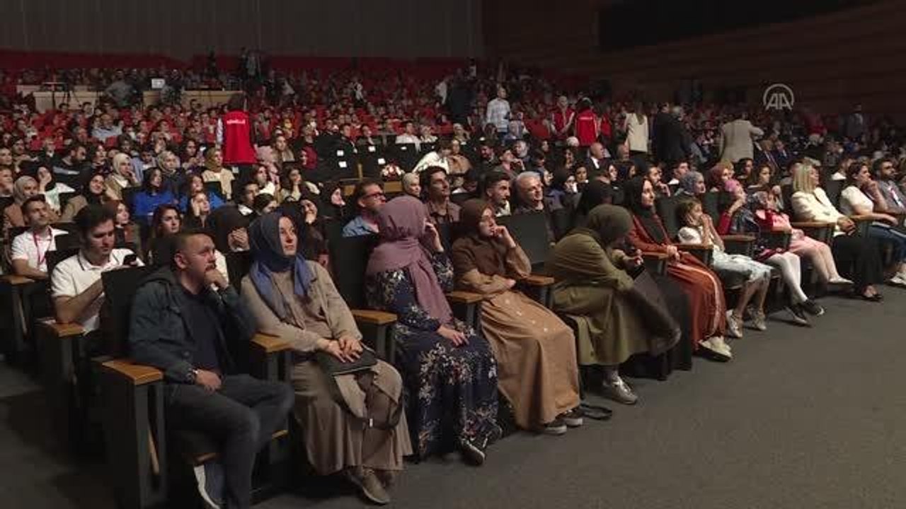 Bakan Kasapoğlu, Yunus Emre'nin "Haktan Gelen Şerbeti" şiirini okudu