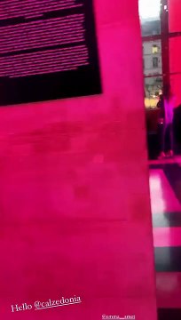 Emma Smet et Estelle Lefébure assistent au défilé Calzedonia, lors de la Fashion Week parisienne. Le 26 septembre 2022.