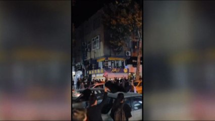 Le donne iraniane agitano l'hijab in strada