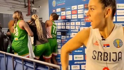 Basketbolcular, canlı yayında tekme tokat kavga etti!