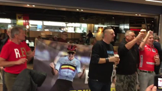 Le nouveau champion du monde Remco Evenepoel accueilli en héros à l'aéroport (1)