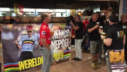 Le nouveau champion du monde Remco Evenepoel accueilli en héros à l'aéroport (2)
