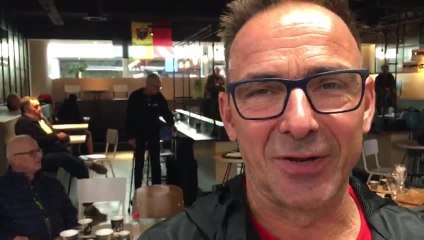 Patrick Evenepoel à l'aéroport pour accueillir son fils Remco, champion du monde