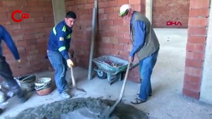 Mahalleli, 'ücretsiz düğün' için duvar örüp sıva yapıyor