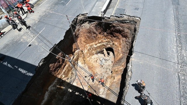 Deux énormes gouffres se forment soudainement dans une rue au Guatemala