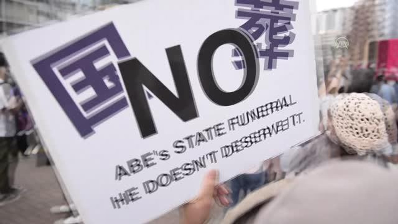 Son dakika haber... Japonya'da polis, Abe'nin "resmî cenaze"sini protesto eden gruba müdahale etti (2)