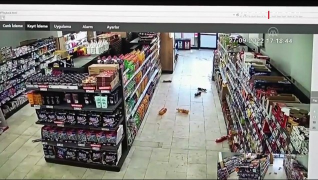 5 büyüklüğündeki deprem anı kameraya böyle yansıdı