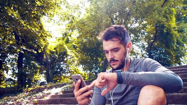 Scrolling infinito, la gabbia di noia e rabbia degli adolescenti. Lo psicologo: Come uscirne