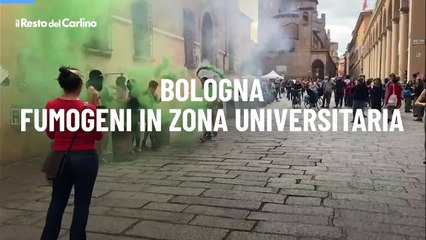 Bologna, fumogeni in zona universitaria