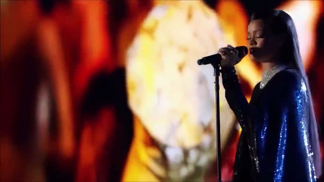 Rihanna chante 