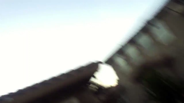 Pour sa demande il fait un coeur dans le ciel et atterrit en parachute avec le drapeau américain...