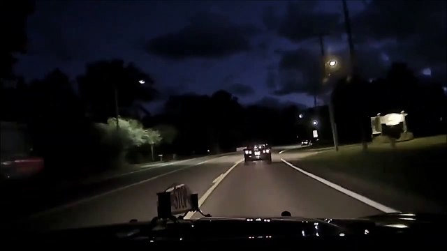 Une biche saute au dessus d'une voiture qui roule... incroyable