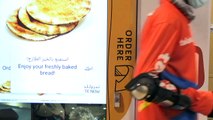 A Dubaï, des distributeurs de pain gratuit pour les plus pauvres