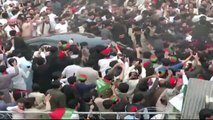 عمران خان کو راستے میں عوام نے گھیر لیا ، عمران خان گاڑی سے اتر کرعوام میں آ گے حیران کر دیا
