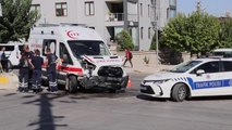 Ambulansla hafif ticari aracın çarpışması sonucu 5 kişi yaralandı