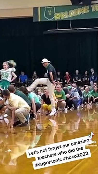 Des professeurs participent à la danse de cheerleaders avec leurs élèves
