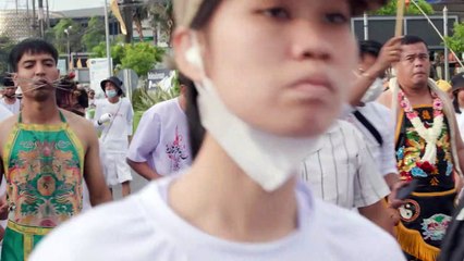 Thaïlande: le piercing extrême, rituel d'un festival très populaire