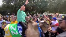 Em Pernambuco, Bolsonaro monta em touro e ataca Lula