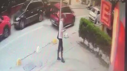 "Kadıköy'de elektrik direğine çarpan otomobil devrildi