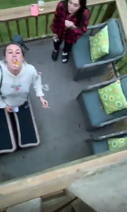 Deux filles doivent attraper de la guimauve avec la bouche