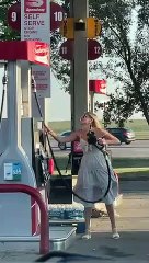 Rapariga passa por sérias dificuldades para abastecer o carro... isto só pode ser a brincar!