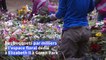 Londres: des bénévoles retirent les fleurs déposées en hommage à la reine