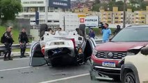 Acidente com 7 veículos deixa carro capotado e vítima ferida em Florianópolis
