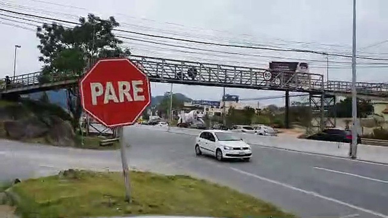 Homem fica ferido em acidente na SC-401 e atendimento chega de helicóptero em Florianópolis