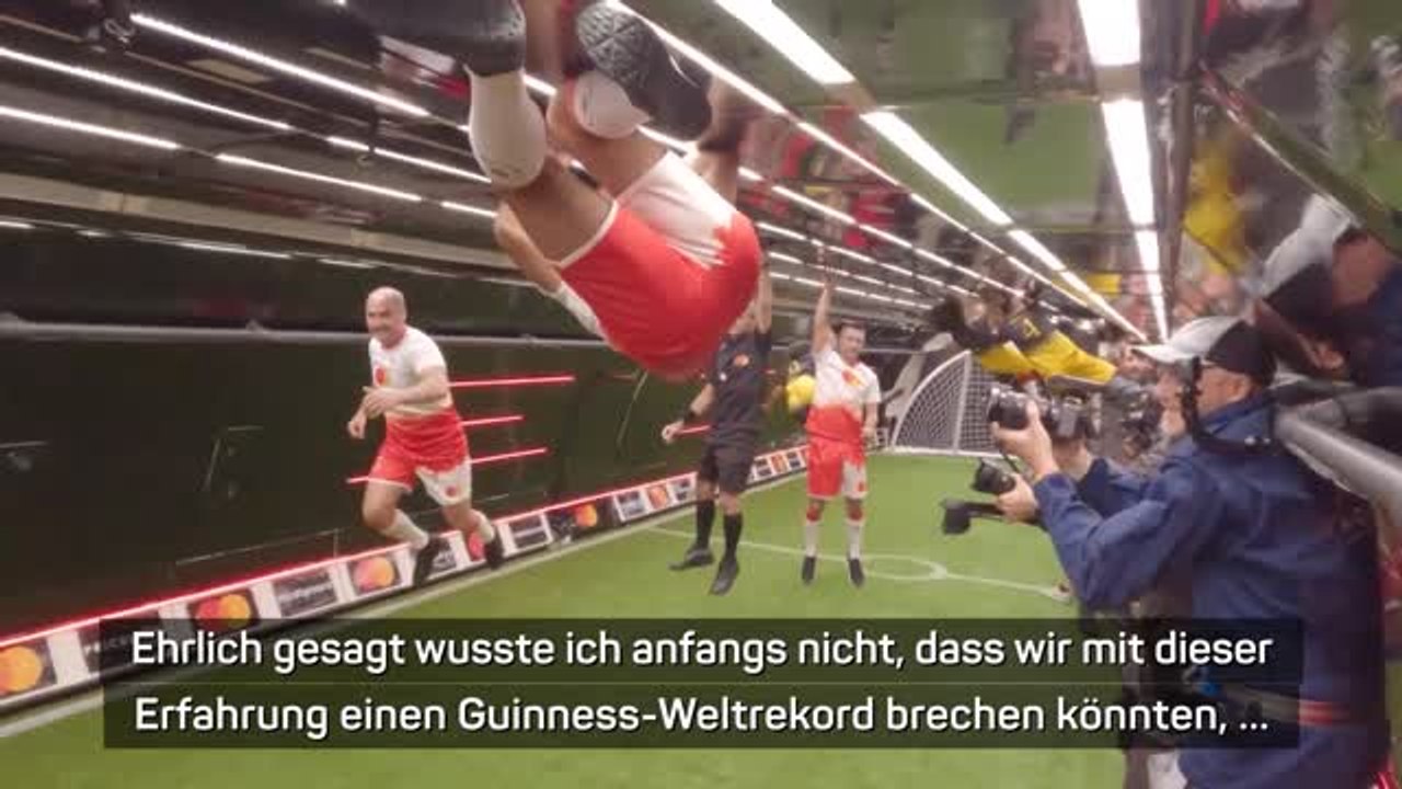 Abgehoben: Figo spielt Fußball in Schwerelosigkeit