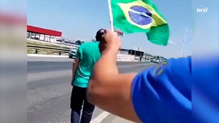 Homem pula na frente de moto de Bolsonaro em Petrolina