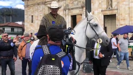 ¡En caballo! Así llegó el Congresista Alirio Barrera al día "pet friendly" del Congreso