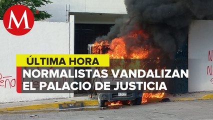 Скачать видео: Normalistas incendian camines y vandalizan Palacio de Justicia de Iguala, Guerrero