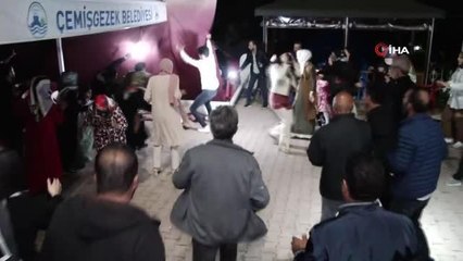 Halay çekenleri kurtarmak isterken tente üzerine düşen adam yaralandı...O anlar kamerada