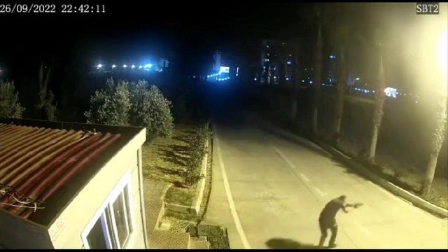 Kahraman polisin teröristlerle çatışma anının güvenlik kamerası görüntüleri ortaya çıktı