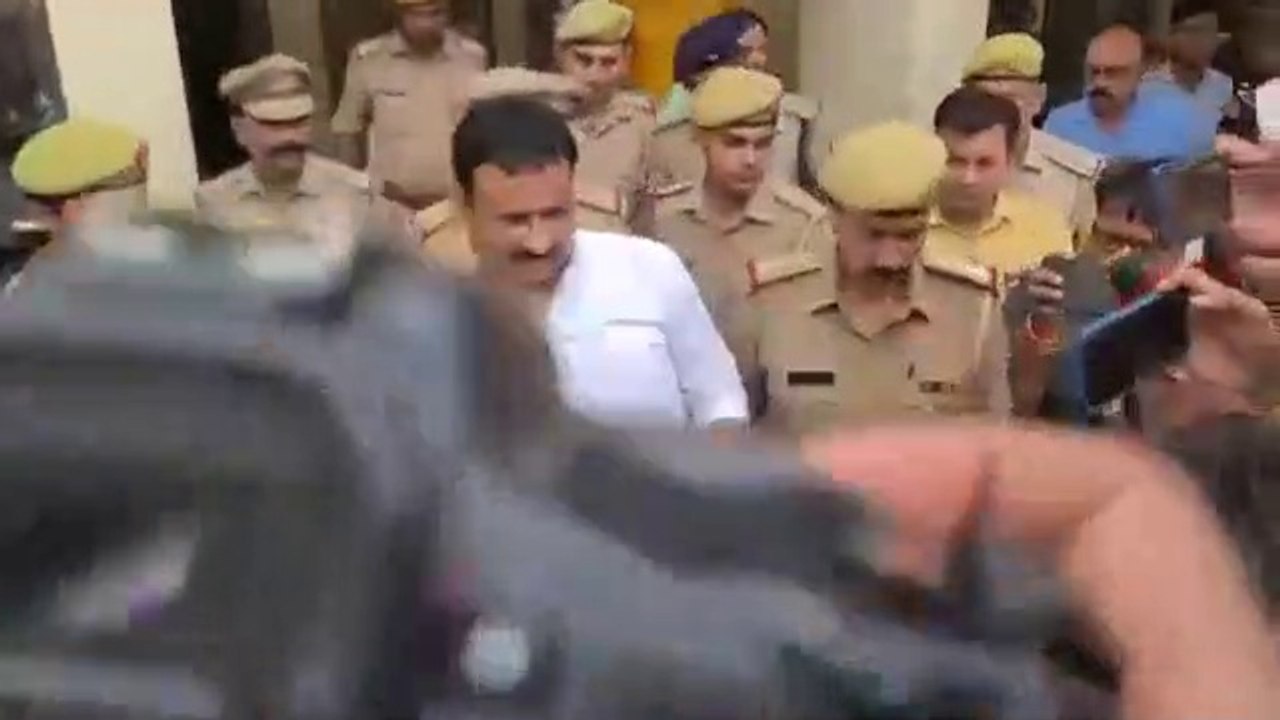 पुलिस_ने_किया_समाजबादी_पार्टी_के_पूर्व_विधायक_दीपनारायण_यादव_को_गिरफ्तार(360p)