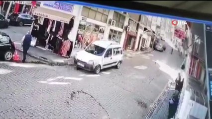 El freni çekilmeden park edilen otomobil rampa aşağıya böyle gitti