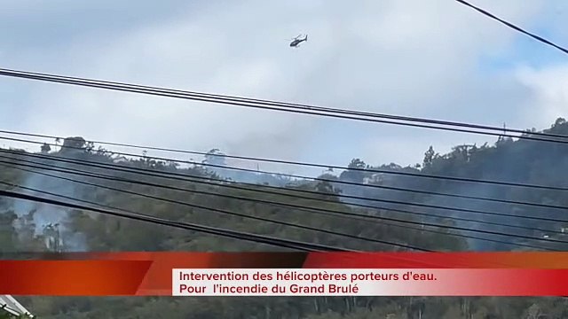 Les hélicoptères bombardiers d'eau tentent de stopper la progression du feu sur le sentier de l'ONF