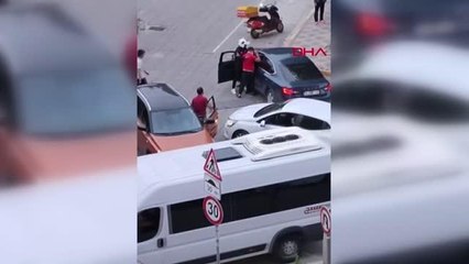 Son dakika haberi: BEYLİKDÜZÜ'NDE İKİ SÜRÜCÜNÜN TRAFİKTE YOL VERME KAVGASI KAMERADA