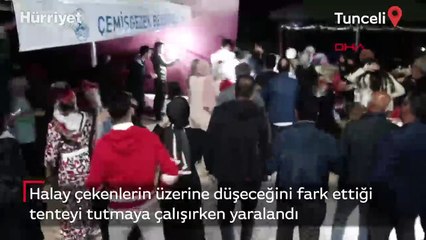 Halay çekenlerin üzerine düşeceğini fark ettiği tenteyi tutmaya çalışırken yaralandı