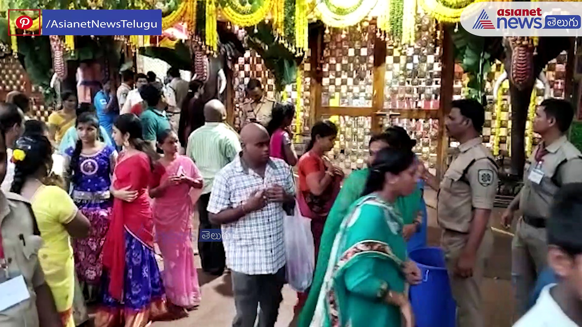 నేడు గాయత్రీ దేవి అవతారంలో దర్శనమిస్తున్న విజయవాడ దుర్గమ్మ 