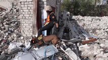 Rus güçlerinin çekildiği İzyum'da kadavra köpekleri ceset arıyor