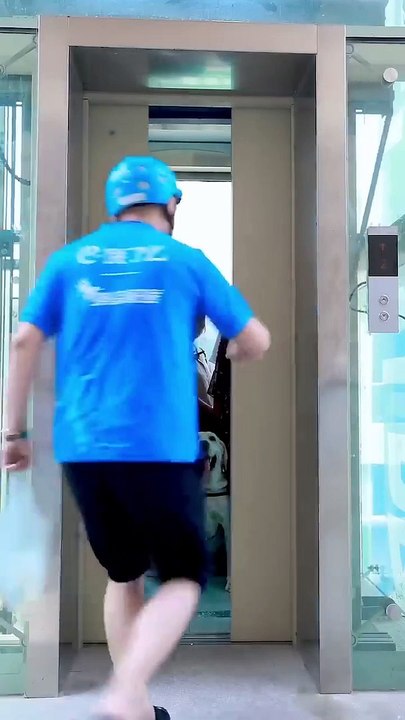 Man Tries to Push Deliveryman off Elevator But Gets Kicked Out by